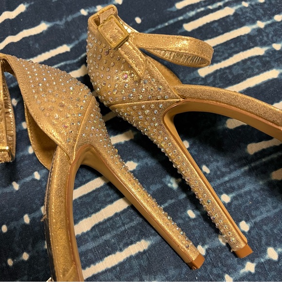 Steve Madden Nairi Gold Heel - Picture 2 of 11